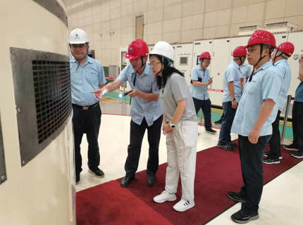 陳印輝在江埡電站現(xiàn)場帶班督導檢查防汛工作
